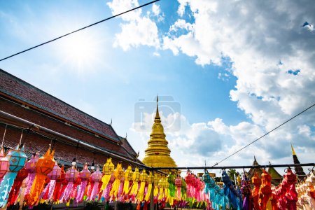 Foto de Phra Que Hariphunchai pagoda con hermosa linterna en Lamphun Lantern Festival, provincia de Lamphun. - Imagen libre de derechos