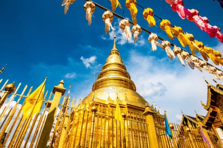 Foto de Phra Que Hariphunchai pagoda con hermosa linterna en Lamphun Lantern Festival, provincia de Lamphun. - Imagen libre de derechos