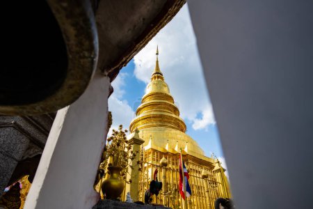 Foto de Phra That Hariphunchai pagoda en la provincia de Lamphun, Tailandia. - Imagen libre de derechos