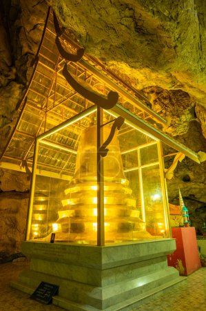 Téléchargez les photos : Phra Sabai cave with golden pagoda in Lampang province, Thailand. - en image libre de droit