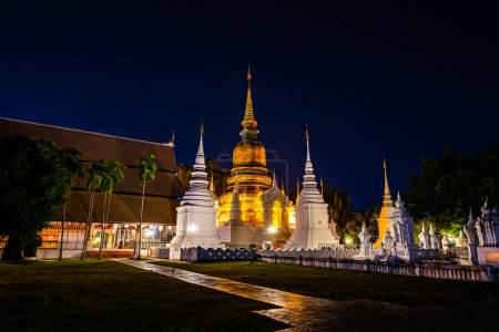 Téléchargez les photos : Temple Suan Dok dans la nuit, Thaïlande. - en image libre de droit