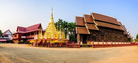 Téléchargez les photos : CHIANG MAI, THAILAND - February 27, 2021 : Panorama View of Wat Phan Tao in Chiang Mai City, Thailand. - en image libre de droit