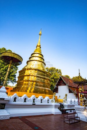 Téléchargez les photos : Golden Pagoda in Phra That Chomthong Temple, Phayao Province. - en image libre de droit