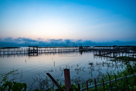 Téléchargez les photos : Kwan Phayao lake at sunrise, Thailand. - en image libre de droit