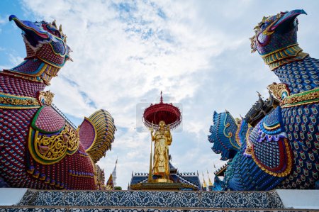 Foto de CHIANG MAI, TAILANDIA - 24 de abril de 2020: Estatua de Khru Ba Thueng en el templo de Ban Den, provincia de Chiang Mai. - Imagen libre de derechos