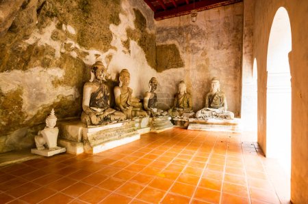 Foto de Ancient Buddha Statue of Wat Pha Lat, Chiang Mai Province. - Imagen libre de derechos