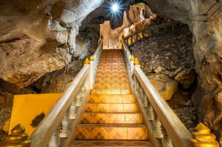Téléchargez les photos : Phra Sabai cave with walkway in Lampang province, Thailand. - en image libre de droit