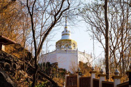 Téléchargez les photos : White pagoda with stair walkway at Tham Phra Sabai temple, Lampang province. - en image libre de droit