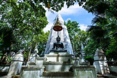 Téléchargez les photos : Pagode avec statue de Bouddha noir dans le temple Analyo Thipayaram, Thaïlande. - en image libre de droit