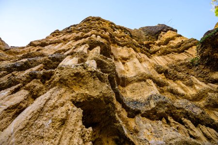 Téléchargez les photos : Pha Chor, the rocky cliffs are shaped like huge walls and pillars in Mae Wang National Park, Chiang Mai Province. - en image libre de droit