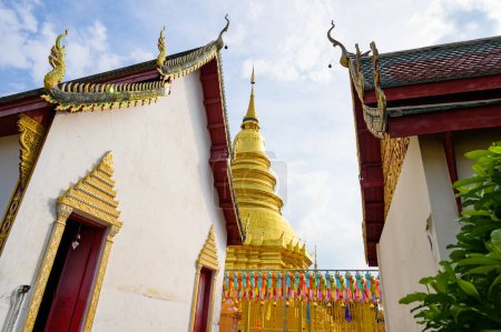 Foto de Old church of Phra That Hariphunchai Temple in Lamphun Province, Thailand. - Imagen libre de derechos
