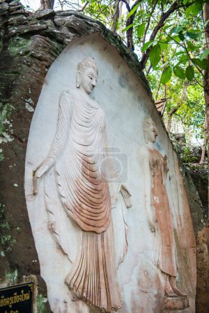 Téléchargez les photos : Sculpture Bouddha art sur le rocher dans Huai Pha Kiang temple, Thaïlande. - en image libre de droit