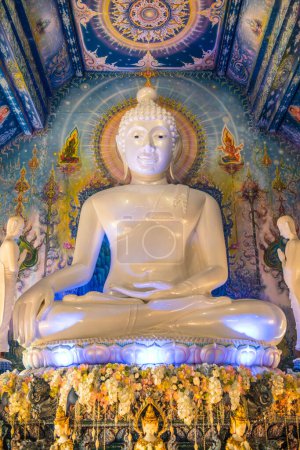 Foto de Hermosa estatua de Buda en el templo Rong Sua Ten, Tailandia
. - Imagen libre de derechos