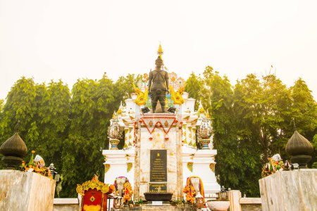 Foto de Monumento a Pho Khun Ngam Muang junto al lago Kwan Phayao, Tailandia. - Imagen libre de derechos