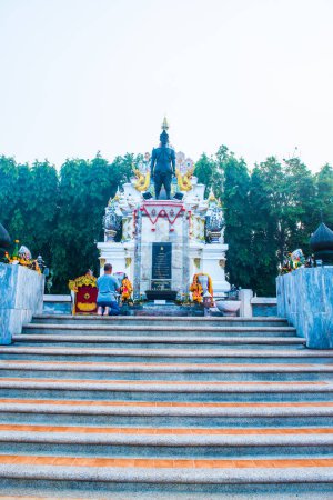 Foto de Monumento a Pho Khun Ngam Muang junto al lago Kwan Phayao, Tailandia. - Imagen libre de derechos
