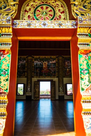 Foto de Marco de la puerta hermosa en el templo de Prayodkhunpol Wiang Kalong, Tailandia. - Imagen libre de derechos