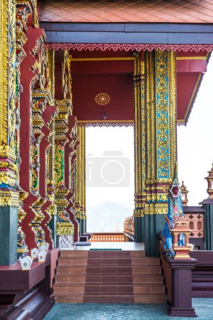 Foto de Hermosa iglesia de estilo tailandés en Prayodkhunpol Wiang Kalong templo, Tailandia. - Imagen libre de derechos