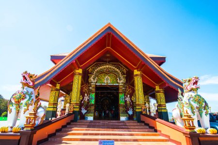 Foto de Hermosa iglesia tailandesa en Prayodkhunpol Wiang Kalong templo, Tailandia. - Imagen libre de derechos