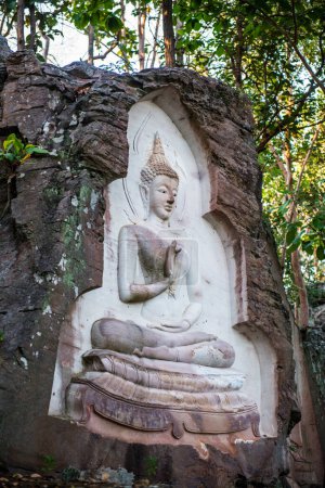 Téléchargez les photos : Sculpture sur roche dans le temple Huai Pha Kiang, Thaïlande. - en image libre de droit