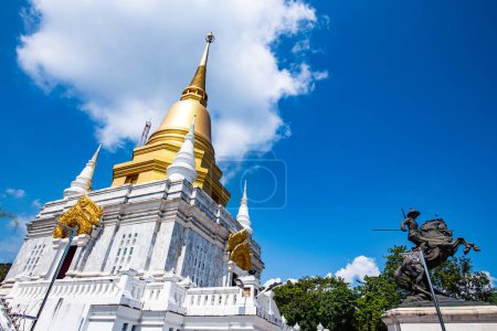 Foto de Pagoda Pra Maha Chedi Chanasuk con el Monumento al Rey Naresuan, Provincia de Chiang Rai. - Imagen libre de derechos