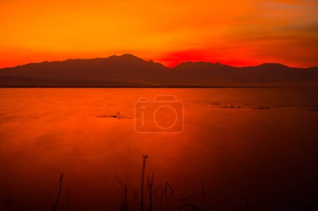 Téléchargez les photos : Lac Kwan Phayao dans la soirée, Thaïlande. - en image libre de droit