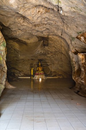 Téléchargez les photos : Tham Yen cave in Tham Phra Sabai temple, Lampang province. - en image libre de droit