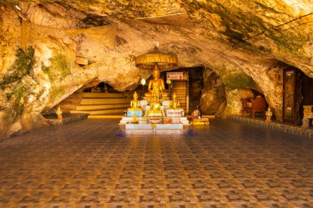 Téléchargez les photos : Phra Sabai cave with golden Buddha in Lampang province, Thailand. - en image libre de droit