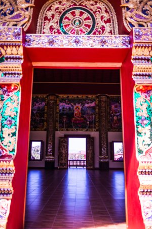 Foto de Marco de la puerta hermosa en el templo de Prayodkhunpol Wiang Kalong, Tailandia. - Imagen libre de derechos