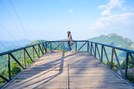 Foto de A female tourist on viewpoint platform at Pha Hi village, Chiang Rai Province. - Imagen libre de derechos