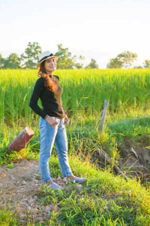 Téléchargez les photos : Thai Female with Rice Field Background, Phayao Province. - en image libre de droit