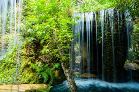 Kleiner Wasserfall im schattigen Garten, Provinz Chiang Mai.