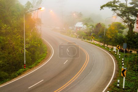 Téléchargez les photos : Route courbe avec brouillard, Thaïlande. - en image libre de droit