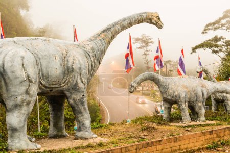 Téléchargez les photos : Statue de dinosaure au point de contrôle de Phayao en hiver, Thaïlande. - en image libre de droit