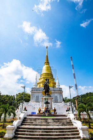 Foto de Pagoda Pra Maha Chedi Chanasuk con el Monumento al Rey Naresuan, Provincia de Chiang Rai. - Imagen libre de derechos