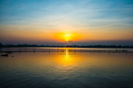 Téléchargez les photos : Lac Kwan Phayao dans la matinée, Thaïlande. - en image libre de droit