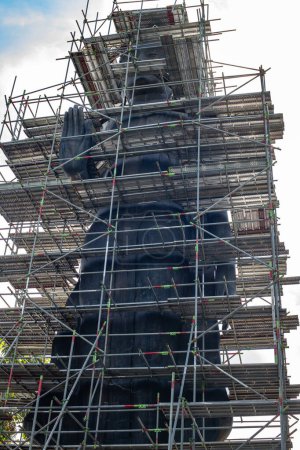 Téléchargez les photos : Big Standing Buddha under renovation in  Analyo Thipayaram temple, Thailand. - en image libre de droit