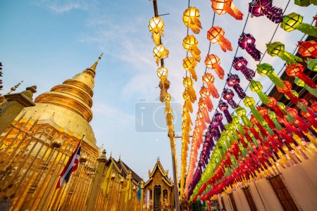 Foto de Lanna style lantern with ancient pagoda in Phra That Hariphunchai temple, Lamphun province. - Imagen libre de derechos