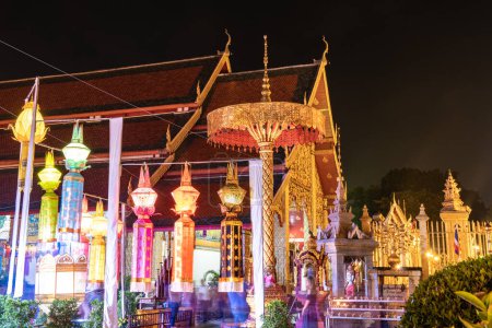 Foto de Lamphun Lantern Festival in Phra That Hariphunchai temple, Lamphun province. - Imagen libre de derechos