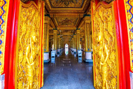 Téléchargez les photos : Décoration de style thaïlandais du château d'or dans le temple Tha Sung, Thaïlande. - en image libre de droit