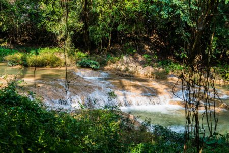 Téléchargez les photos : Eau coulant à la cascade de Than Sawan, Thaïlande. - en image libre de droit