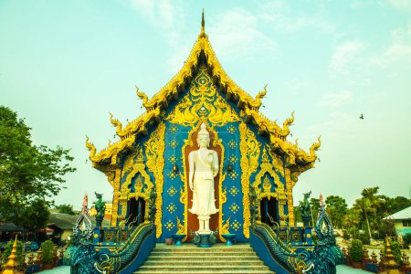 Foto de Buddha de pie en el templo Rong Suea Ten, Tailandia. - Imagen libre de derechos