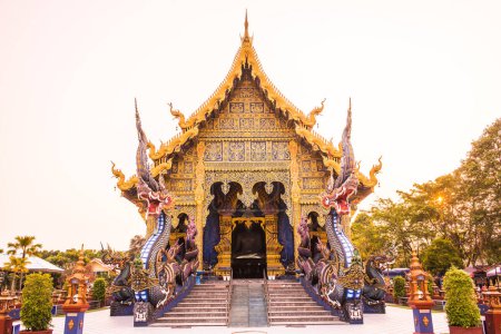 Foto de Hermosa iglesia en el templo Rong Suea Ten, Tailandia. - Imagen libre de derechos