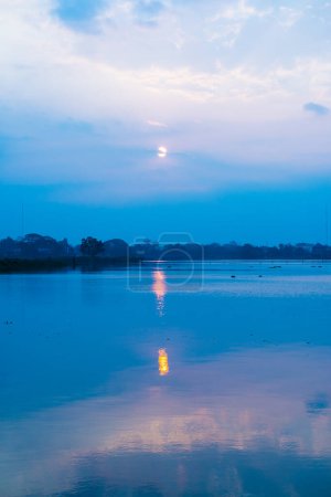Téléchargez les photos : Lever de soleil au lac Kwan Phayao, Thaïlande. - en image libre de droit