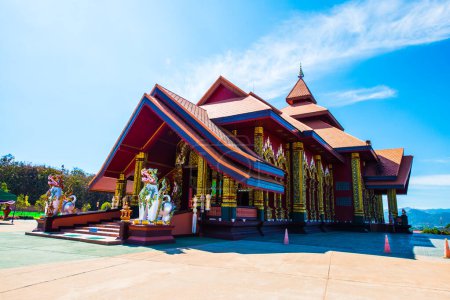 Foto de Hermosa iglesia tailandesa en Prayodkhunpol Wiang Kalong templo, Tailandia. - Imagen libre de derechos