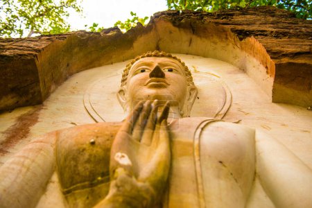 Téléchargez les photos : Sculpture Bouddha art sur le rocher dans Huai Pha Kiang temple, Thaïlande. - en image libre de droit