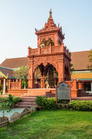 Foto de Hermoso campanario en la provincia de Lamphun, Tailandia. - Imagen libre de derechos