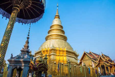 Foto de Hermosa pagoda Lanna en Phrathat Hariphunchai templo, Tailandia. - Imagen libre de derechos