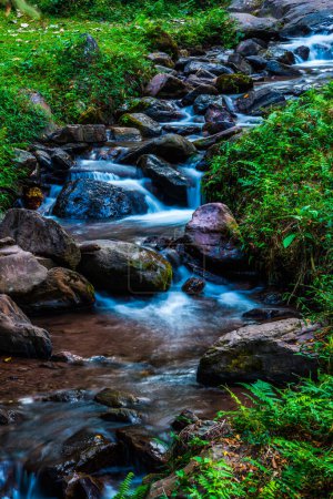 Téléchargez les photos : Petit ruisseau à Champa Thong cascade, Thaïlande. - en image libre de droit