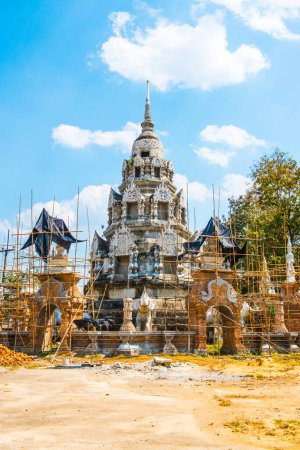Téléchargez les photos : Ancienne pagode en rénovation, Thaïlande. - en image libre de droit