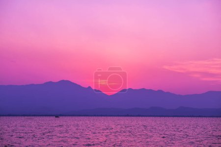 Téléchargez les photos : Coucher de soleil au lac Kwan Phayao, Thaïlande. - en image libre de droit